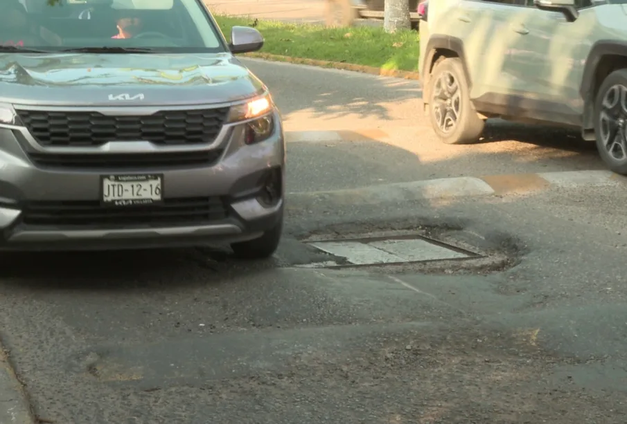 coche esquivando bache