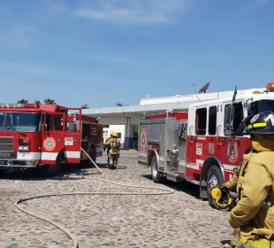 Bomberos en estación de autobuses