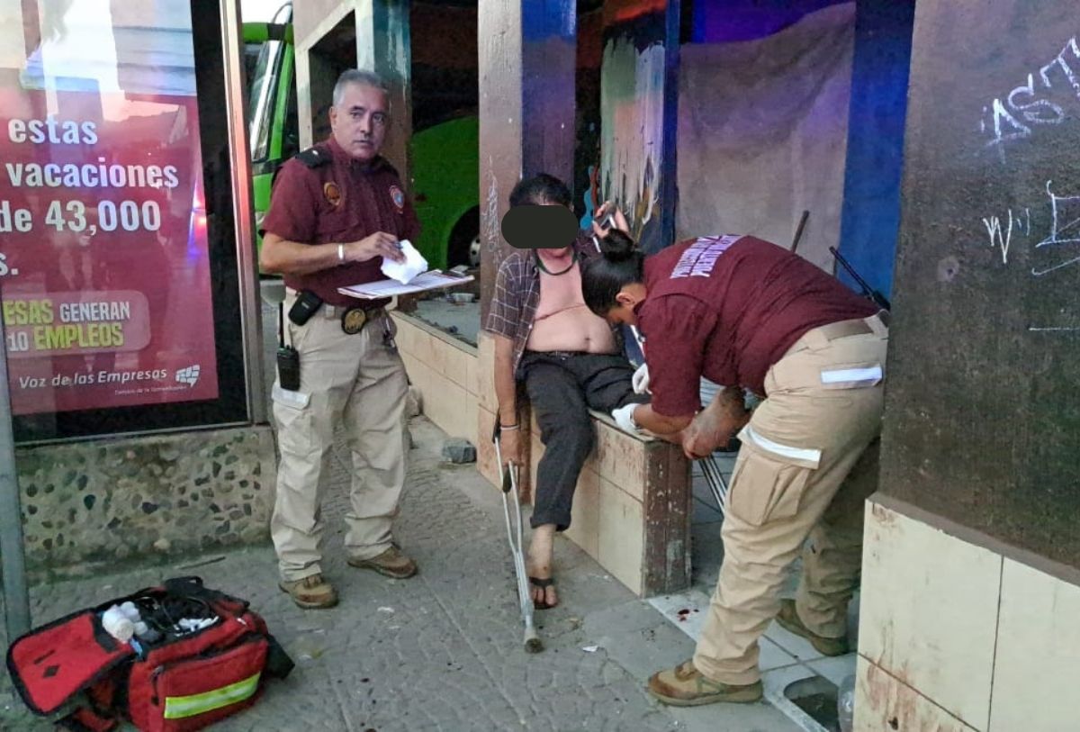 Hombre herido siendo auxiliado