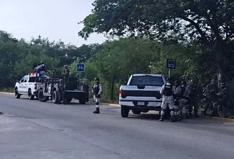 Guardia Nacional y SEDENA asegurando una camioneta.