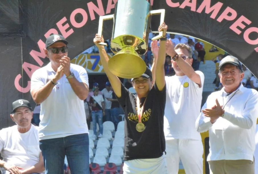 Selección Femenil de Puerto Vallarta sosteniendo la Copa Jalisco