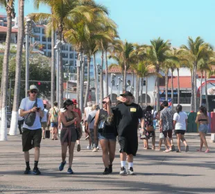 Turistas caminando por Vallarta