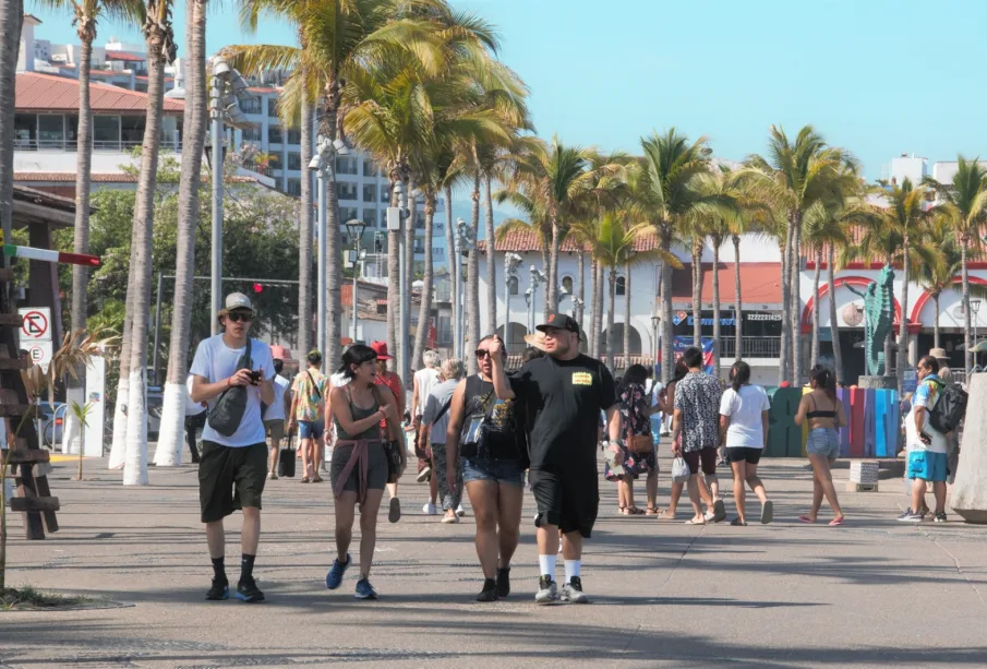 Turistas caminando por Vallarta