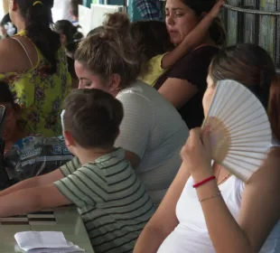 Personas en la sombra sufriendo de calor