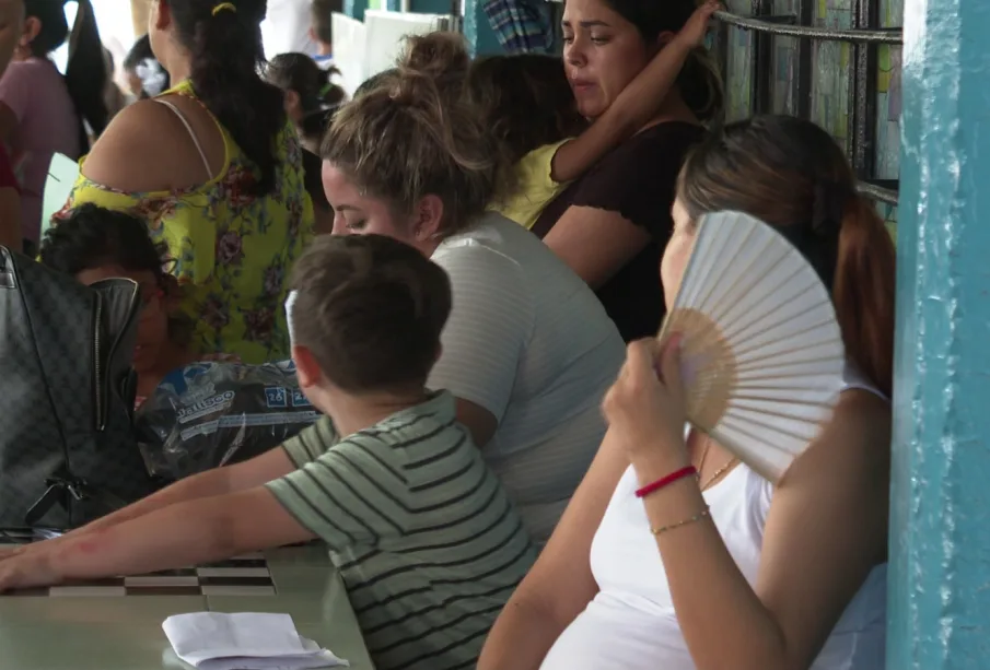 Personas en la sombra sufriendo de calor