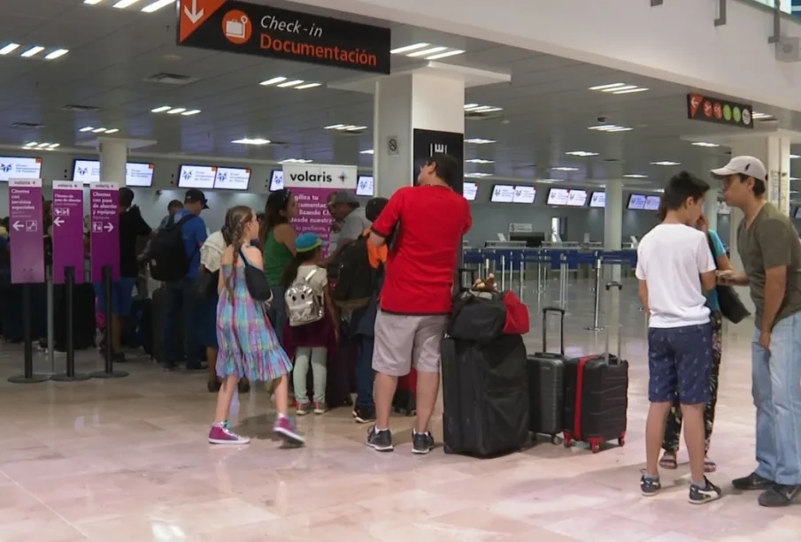 Turistas con maletas en el Aeropuerto de Puerto Vallarta