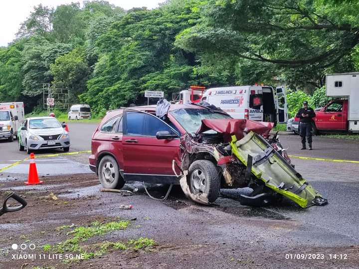 Auto de Guillermo de León Sánchez destrozado.