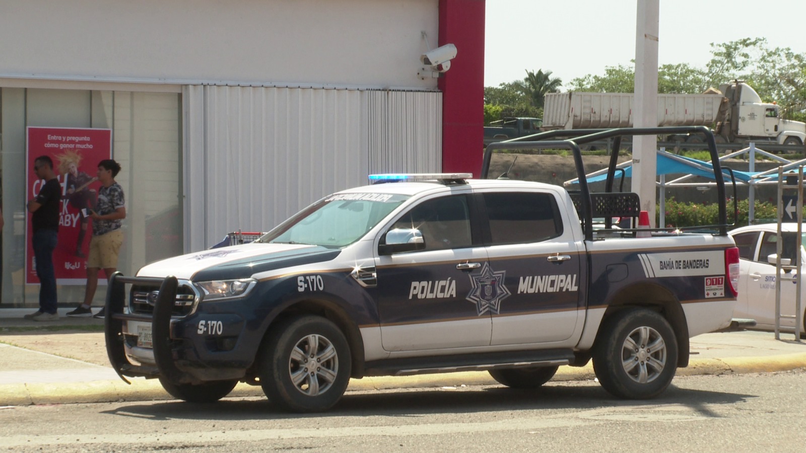 Unidad de la Policía Municipal afuera de un banco en Mezcales