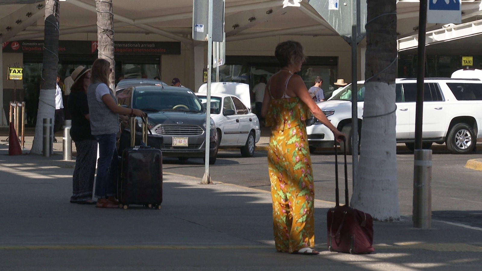 Mujer turista afuera del Aeropuerto Internacional de Vallarta.