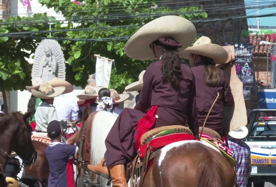 Niñas vestidas de charro montadas en caballos