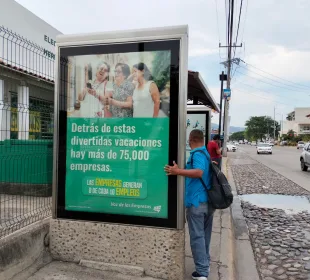 Paradero obstaculizando banqueta