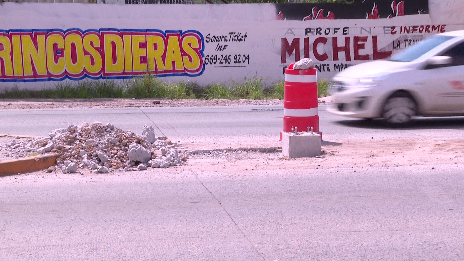 Escombros de cemento en medio de la avenida México