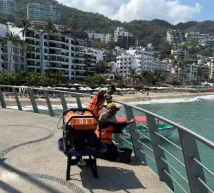 Personal rehabilitando el muelle Los Muertos.