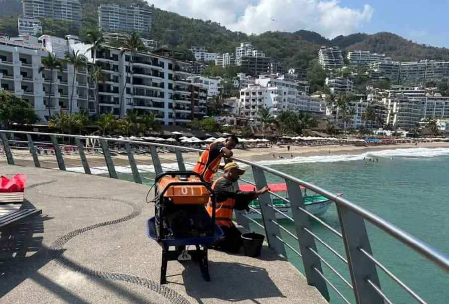 Personal rehabilitando el muelle Los Muertos.