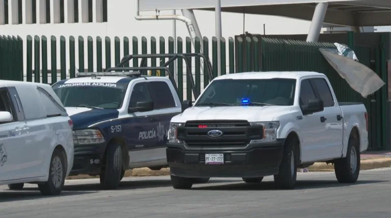 Camioneta de seguridad y ministerial en lugar de accidente