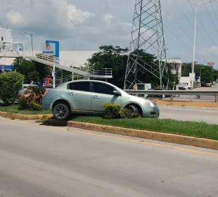 Automóvil sobre el camellón