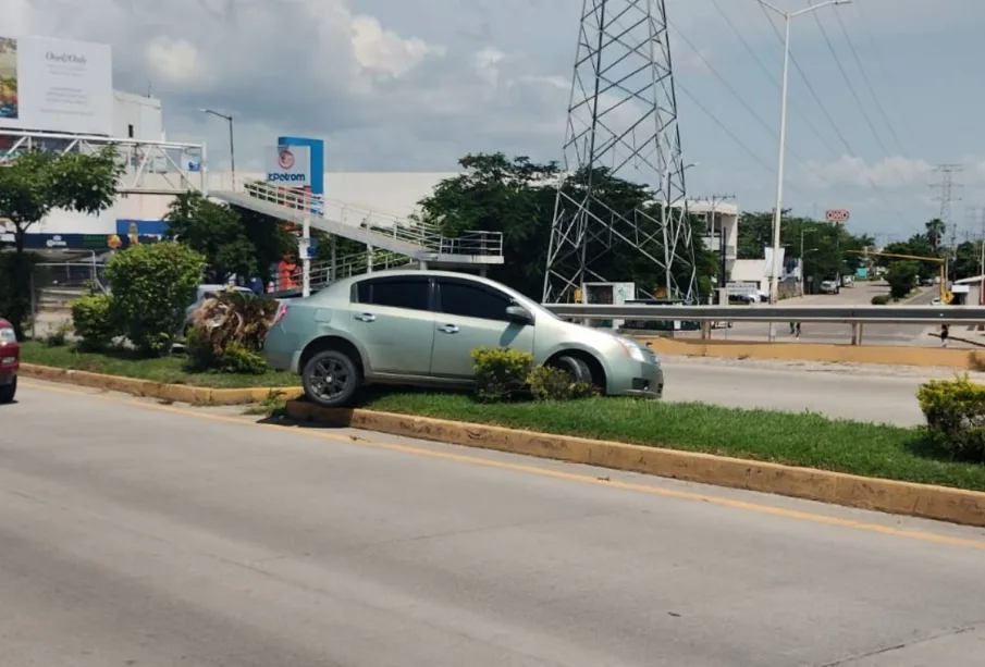 Automóvil sobre el camellón