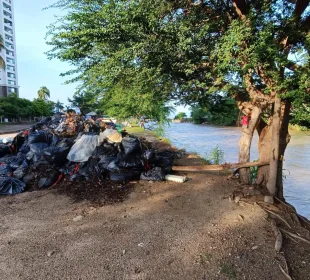 Basura a la orilla del Río Pitillal