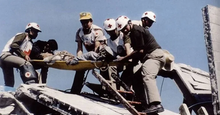 Paramédicos de la Cruz Roja bajando a persona en camilla tras sismos del 85
