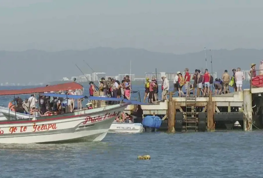 Turista por subir a embarcación