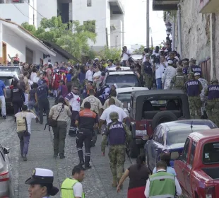 Personas en la calle durante simulacro