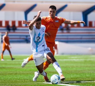 Jugador de Tritones llevando balón contra homónimo de Correcaminos