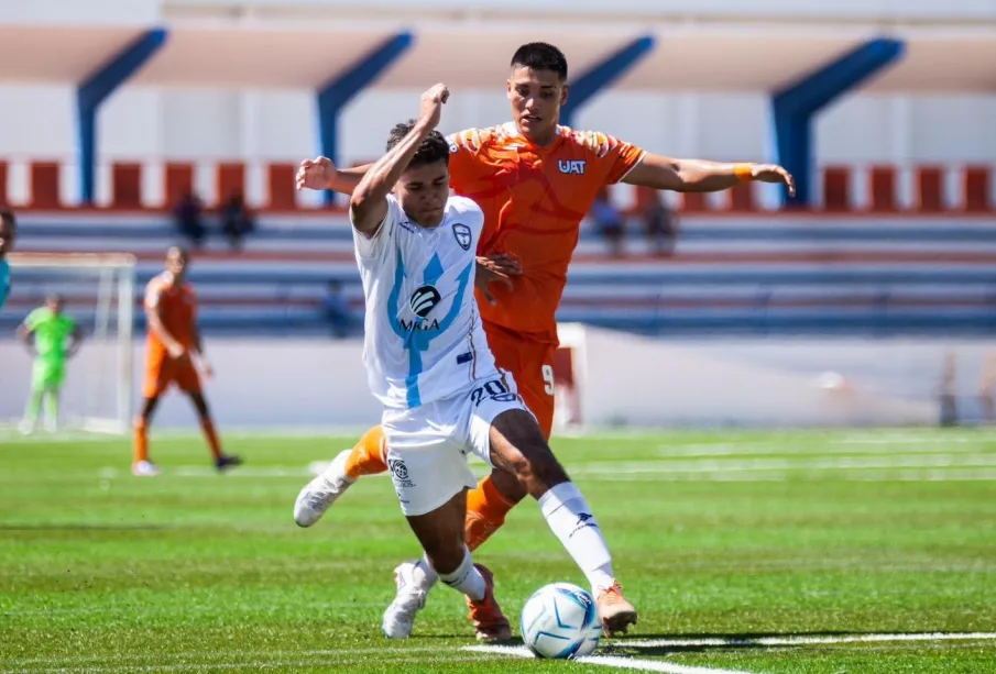 Jugador de Tritones llevando balón contra homónimo de Correcaminos