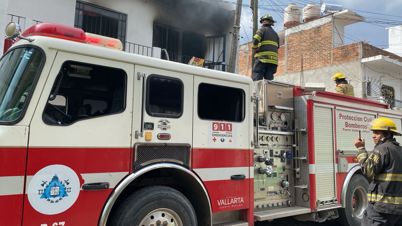 Bomberos apagan incendio en vivienda