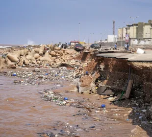 Orilla de rio desprendido tras inundación en Libia