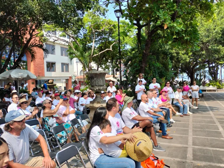 Vallartenses en Plaza de Armas por evento de Xóchitl