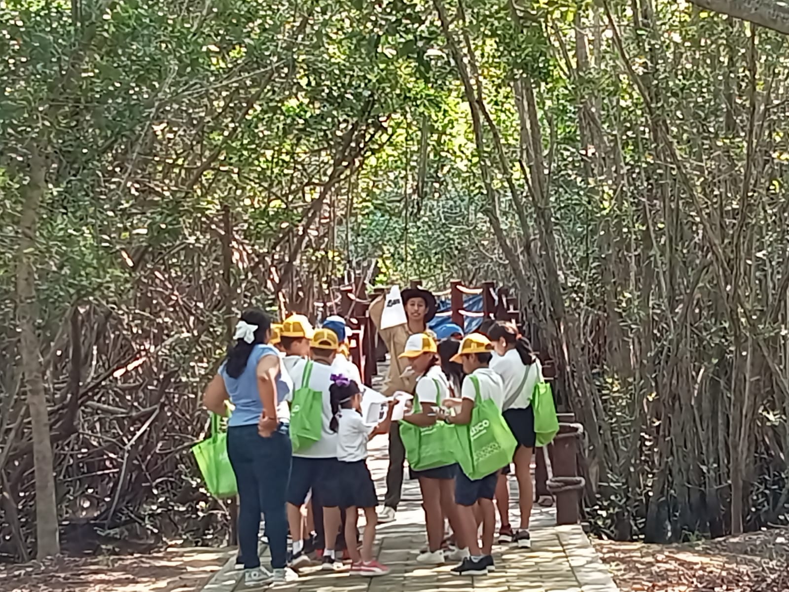 Turistas en Estero El Salado comenzando un recorrido