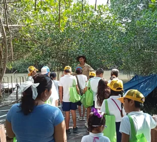 Niños en recorrido en el estero El Salado