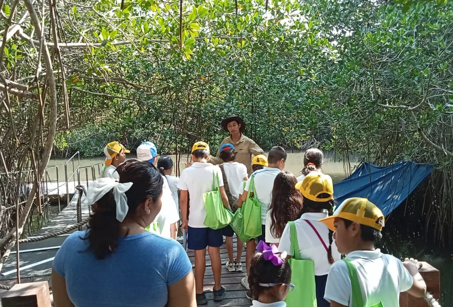 Niños en recorrido en el estero El Salado