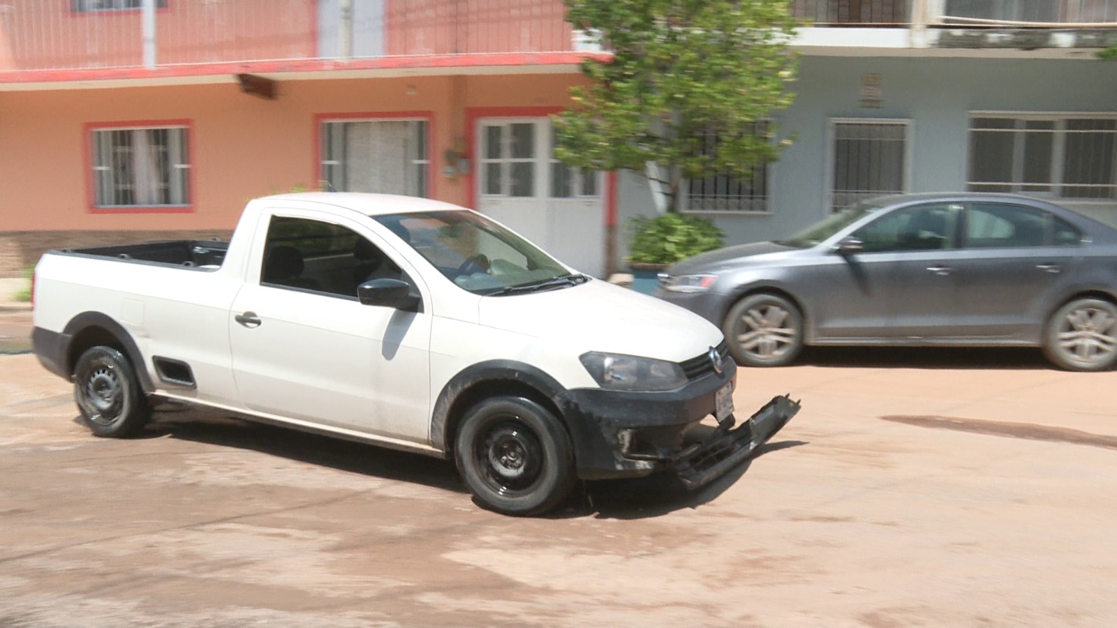 Automóvil roto del frente tras pasar por un bache