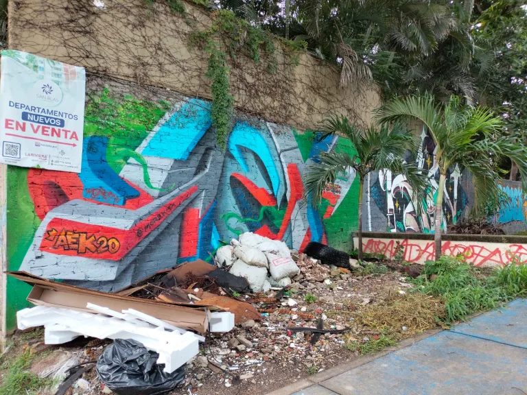 Basura en la entrada del parque El Cora