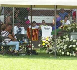 Ataúd de Omar Segovia en las canchas de Ixtapa