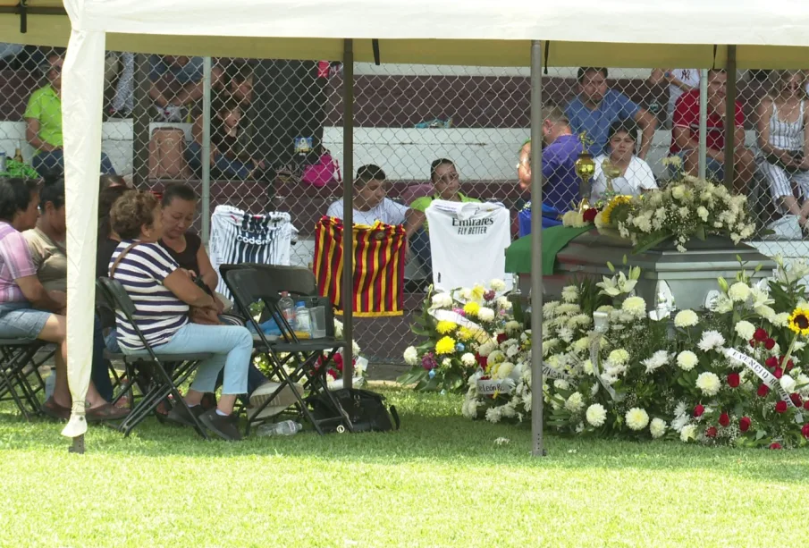 Ataúd de Omar Segovia en las canchas de Ixtapa