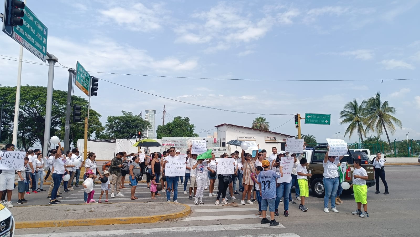 Familiares y de Omar Segobia manifestándose.