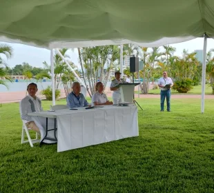 organizadores de la limpieza de playa boca de tomates