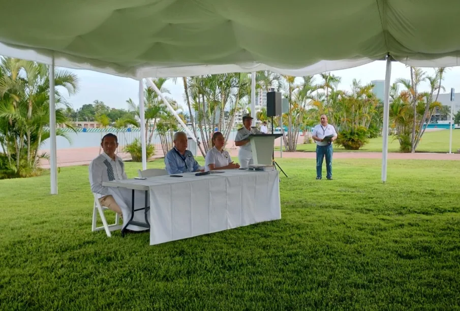 organizadores de la limpieza de playa boca de tomates