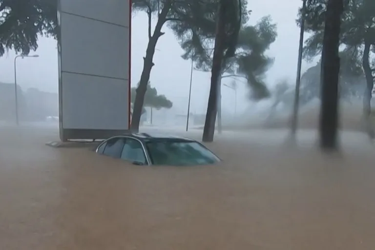 Carro bajo el agua