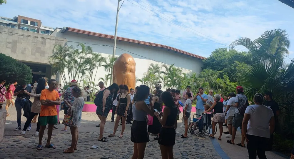 Evauación de personas tras los sismos en Vallarta