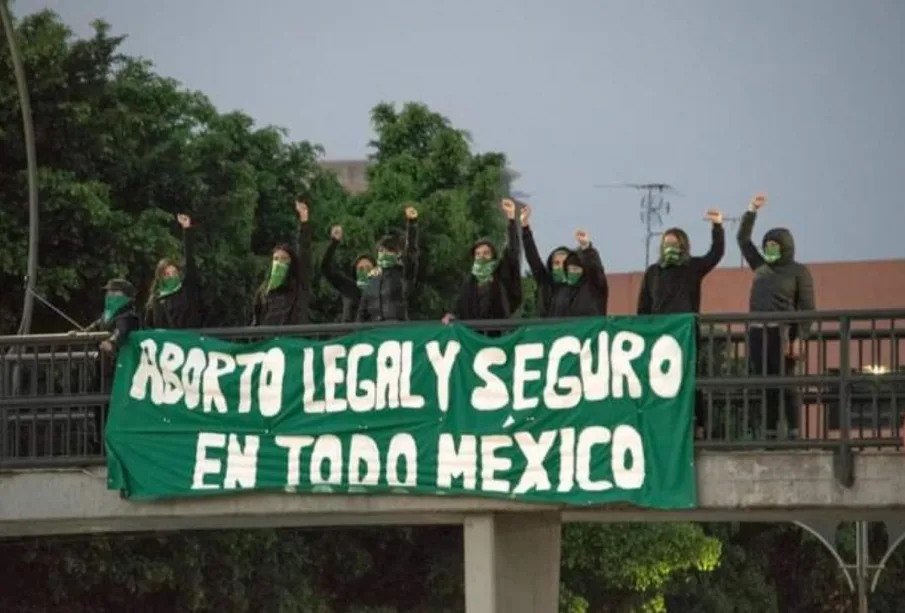 Mujeres con cartel que dice: Aborto legal y seguro en todo México.