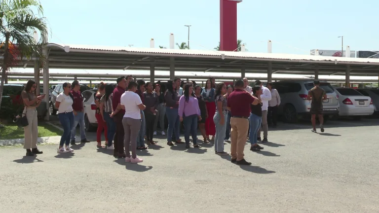 Gente en estacionamiento por simulacro