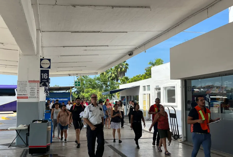 Personas saliendo de centros de autobuses por simulacro