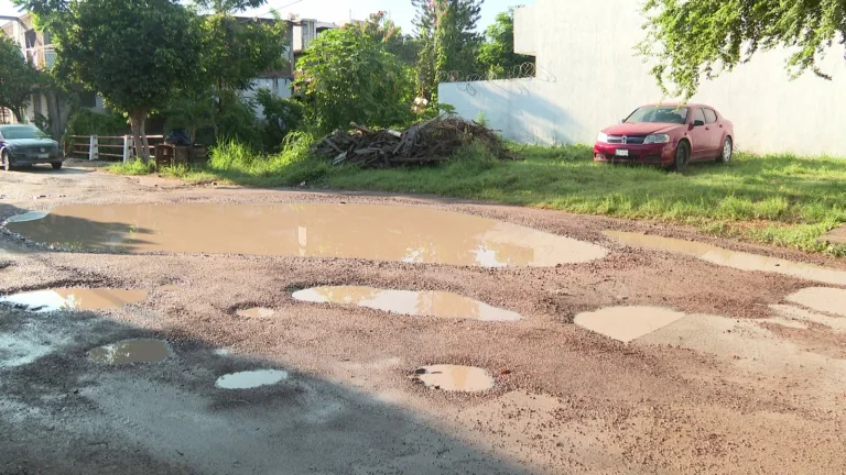 calle de terracería llena de baches