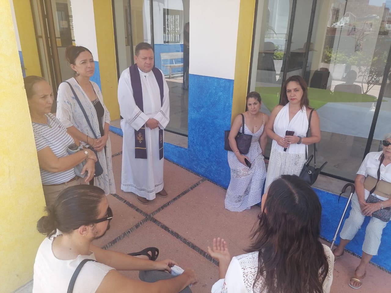 Sacerdote Arturo Arana López junto a feligreses en el museo parroquial