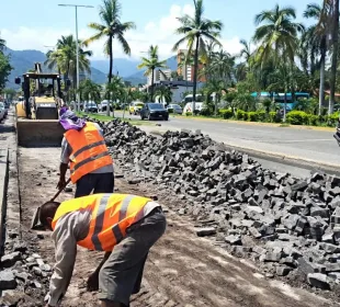 Obreros construyendo vialidad en Vallarta