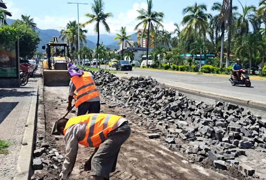 Obreros construyendo vialidad en Vallarta