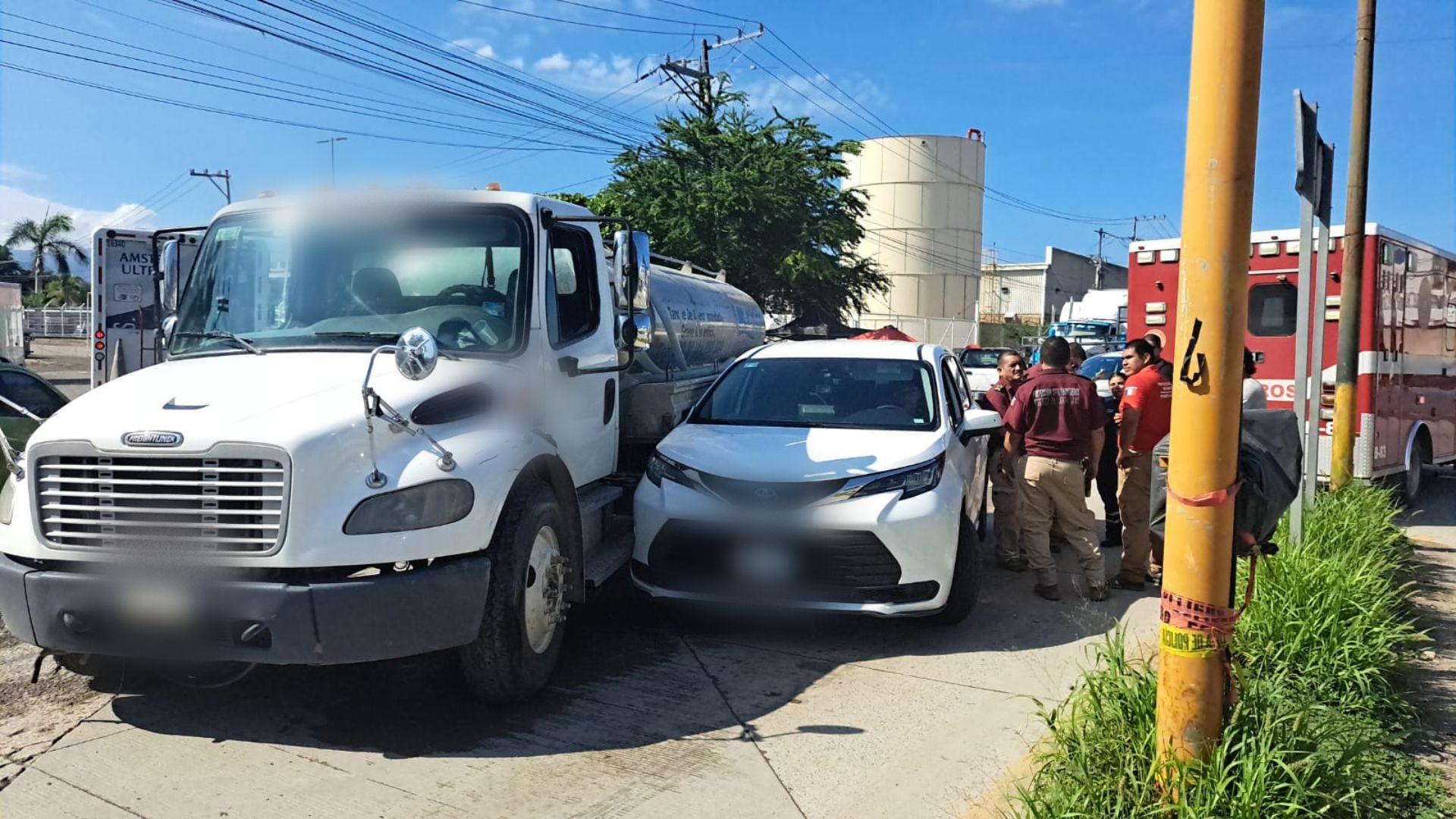 Pipa y automóvil chocados en la carretera estatal 544